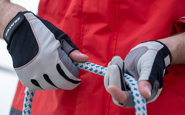 Le grand test SVB des gants de navigation : comparaison des meilleurs gants de voile